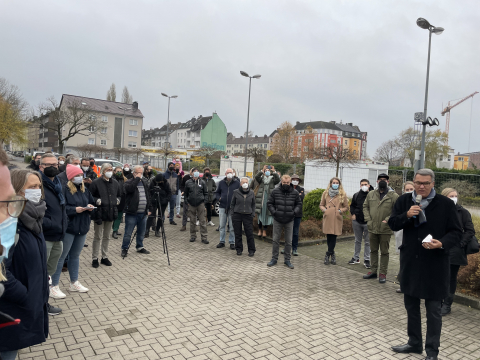 Oberbürgermeister Thomas Westphal begrüßt die Teilnehmer*innen zum neunten Bürger*innendialog durch das Hafenquartier Speicherstraße