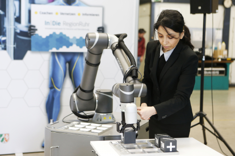 Maryam Dolatabadi (Omron Electronics) bei der Vorstellung des Cobots