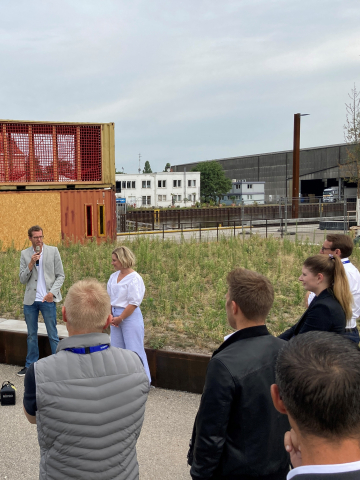 Heike Marzen (rechts) und Arne van den Brink (links) begrüßen die Investor*innen im Hafenquartier Speicherstraße