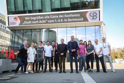 Die Nachtbeauftragten/Nachtbürgermeister*innen aus ganz Deutschland trafen sich in Dortmund zur bundesweiten Konferenz. OB Westphal (6.v.r.) begrüßte sie gemeinsam mit Rechtsdezernent Norbert Dahmen (2.v.l.) und Chris Stemann (7.v.r.).