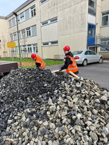 Schüler*innen beim Aufbereitung vom Schotter