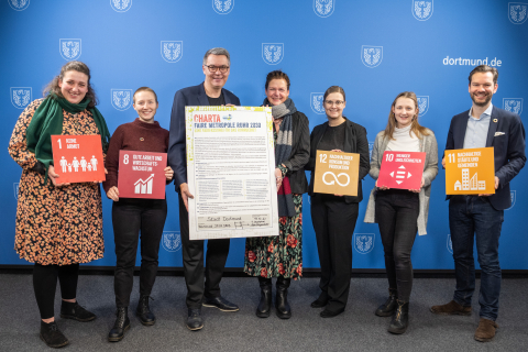 Henrike Kleingräber (Informationszentrum Eine Welt e.V.), Tamara Kaschek (Faire Metropole Ruhr e.V.), OB Thomas Westphal, Vera Dwors (Faire Metropole Ruhr e.V.), Kerstin Heidler (AML FB1 Stadt Dortmund), Laura Heiduk (Büro für Internationale Beziehungen der Stadt Do), Martin van der Pütten (TL Büro für Internationale Beziehungen der Stadt Dortmund)