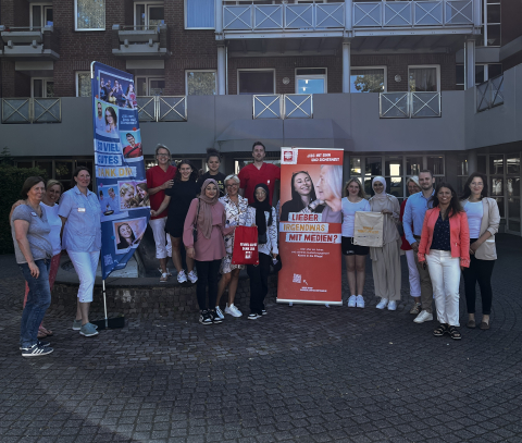 Schüler*Innen und Mitarbeiter*Innen der Pflegeeinrichtung sowie Vertreter der Wirtschaftsförderung Dortmund und der Regionalagentur Westfälisches Ruhrgebiet bei dem Aktionstag "Schule trifft Pflege" im Altenzentrum St. Ewaldi  in Dortmund-Aplerbeck