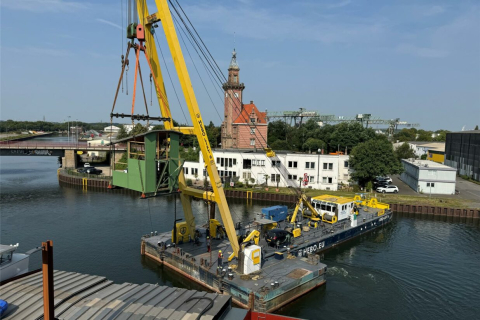 Mit Hilfe des Schwimmkrans wurden die Einzelteile des Krans an die Hafenpromenade gehoben