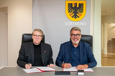 Kreishandwerksmeister Christian Sprenger (l.) und Oberbürgermeister Thomas Westphal präsentieren die unterzeichnete Kooperationsvereinbarung.