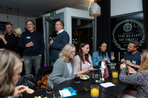 Netzwerken der Teilnehmenden in der Café Bar Meeting 