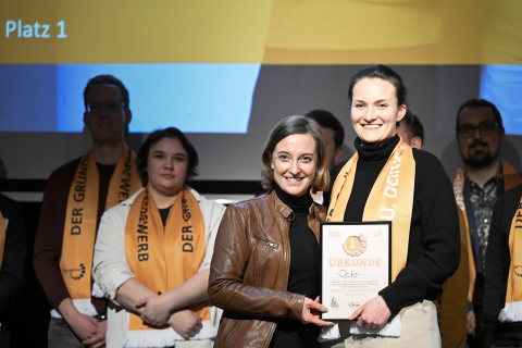 Heike Marzen (l.), Geschäftsführerin der Wirtschaftsförderung, überreichte die Siegerurkun-de an Octo Germany Gründerin Sarah Neumann