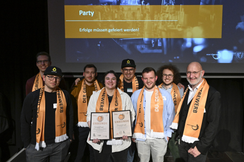 Simplyfined räumte zweifach ab. Neben dem Hauptpreis gab es den Sonderpreis des Techno-logieZentrumDortmund, der von TZDO-Geschäftsführer Dirk Stürmer (r.) überreicht wurde.