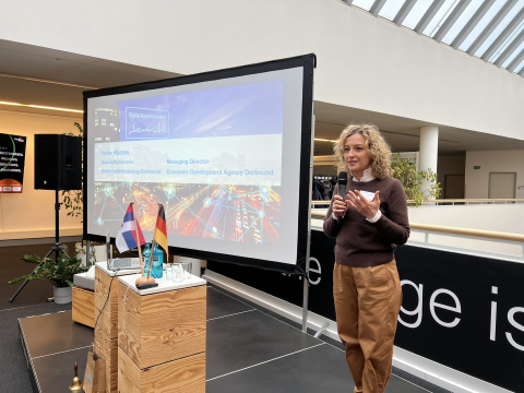 Geschäftsführerin Heike Marzen begrüßt die Gäste im innoclub.